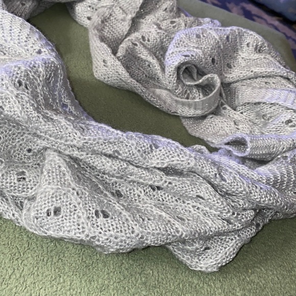 Accessories - Gorgeous lightweight gray/sparkly infinity scarf EUC! (22” x 72”).